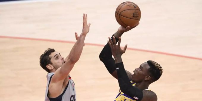 Dennis Schröder (r) von den Los Angeles Lakers gegen Raul Neto von den Washington Wizards. Foto: Nick Wass/AP/dpa Dennis Schröder (r) von den Los Angeles Lakers gegen Raul Neto von den Washington Wizards. Foto: Nick Wass/AP/dpa