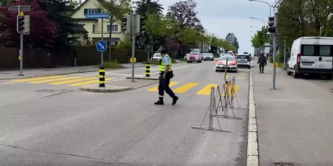 Die Polizei steht bei Rümlang ZH im Einsatz. (Archivbild) rümlang ZH