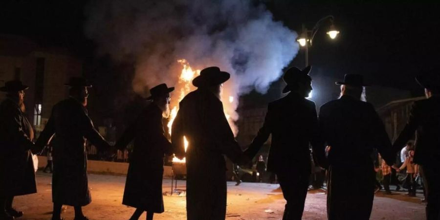 Jüdische Männer feiern auf einem Lag-Baomer-Fest in Jerusalem. Bei einem ähnlichen Fest in dem israelischen Ort Meron kam es zu einer Massenpanik mit Toten. Foto: Sebastian Scheiner/AP/dpa