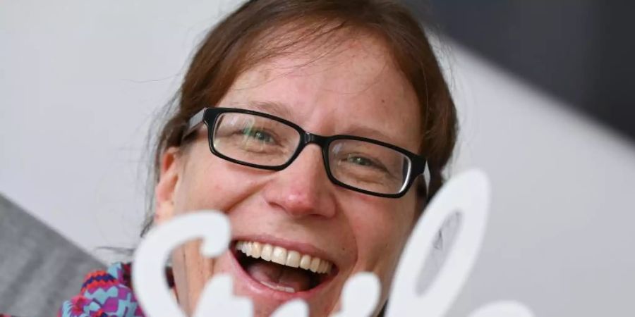Stütze in der Krise: Sandra Mandl schenkt der Welt ein Lachen. Foto: Arne Dedert/dpa