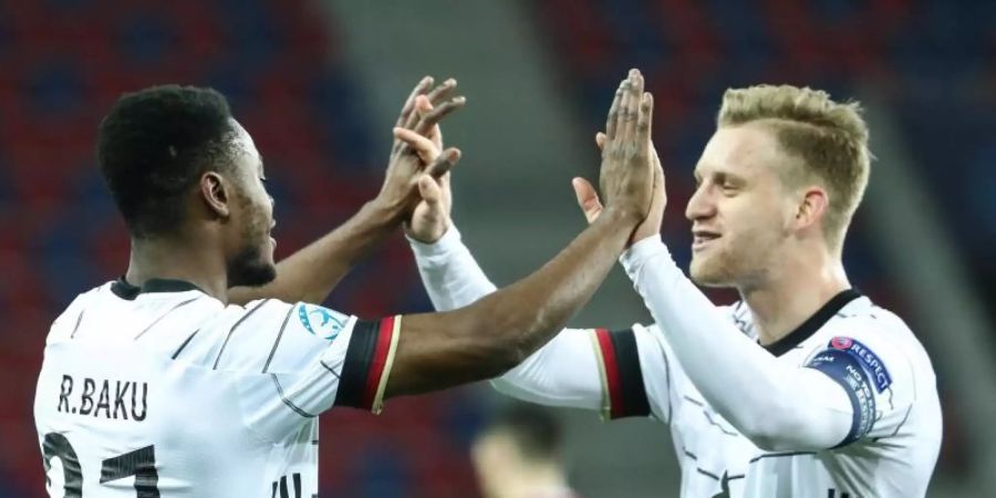 Torschütze Ridle Baku (l) und Arne Maier feiern das Tor zum 1:0 gegen Ungarn. Foto: Csaba Domotor/dpa