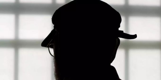 Der Häftling steht in Bruchsal in der Justizvollzugsanstalt vor dem vergitterten Fenster eines Besucherraums. Nach mehr als 58 Jahren Haft kommt ein 84 Jahre alter verurteilter Doppelmörder frei. Foto: picture alliance / dpa Der Häftling steht in Bruchsal in der Justizvollzugsanstalt vor dem vergitterten Fenster eines Besucherraums. Nach mehr als 58 Jahren Haft kommt ein 84 Jahre alter verurteilter Doppelmörder frei. Foto: picture alliance / dpa