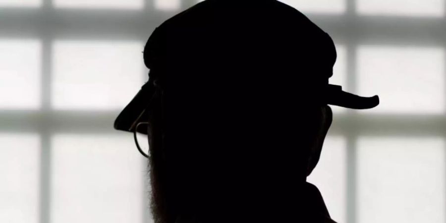 Der Häftling steht in Bruchsal in der Justizvollzugsanstalt vor dem vergitterten Fenster eines Besucherraums. Nach mehr als 58 Jahren Haft kommt ein 84 Jahre alter verurteilter Doppelmörder frei. Foto: picture alliance / dpa