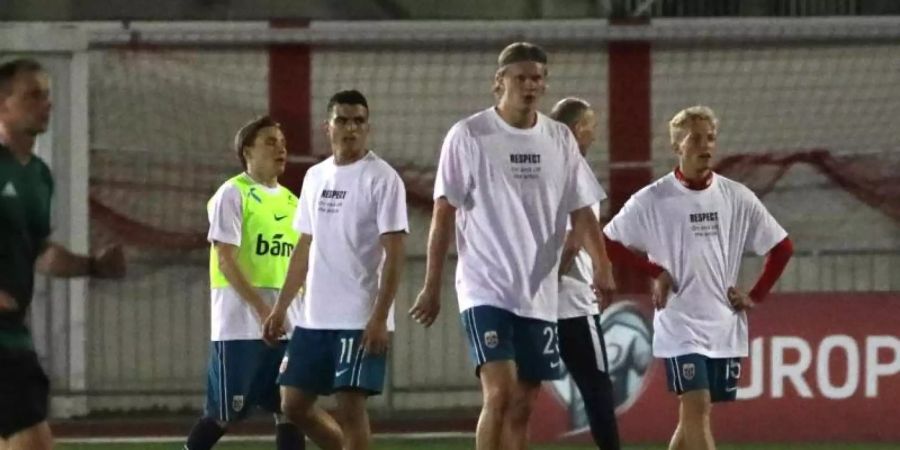Die Spieler aus Norwegen (in der Mitte Erling Haaland) tragen vor dem ersten Quali-Spiel Shirts mit dem Text «Respect - On and off the pitch». Foto: Javier Fergo/AP/dpa