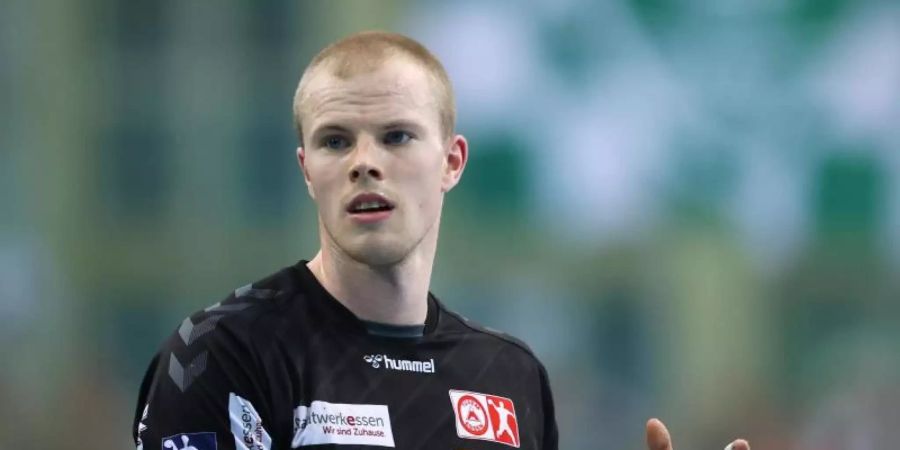 Der Essener Lucas Firnhaber spielt den Ball. Foto: Ronny Hartmann/dpa-Zentralbild/dpa