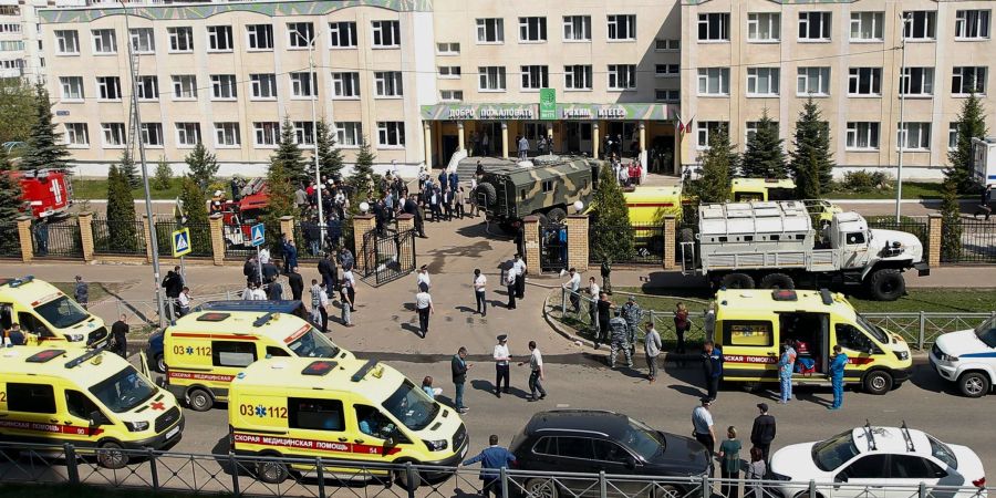 Krankenwagen und Polizeiautos vor dem Tatort (2021): Ein junger Mann aus der Teilrepublik Tatarstan sei des mehrfachen Mordes sowie des bewaffneten Überfalls für schuldig befunden worden, meldete die russische Agentur Interfax unter Berufung auf das Gericht.