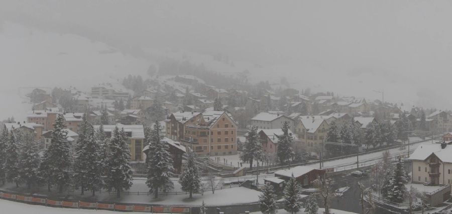 Um 8.30 Uhr schneite es am Donnerstagmorgen in Celerina GR.