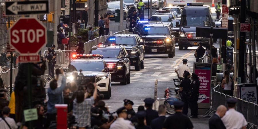Die Autokolonne des ehemaligen US-Präsidenten Trump trifft vor dem Gebäude der Generalstaatsanwältin in New York ein.