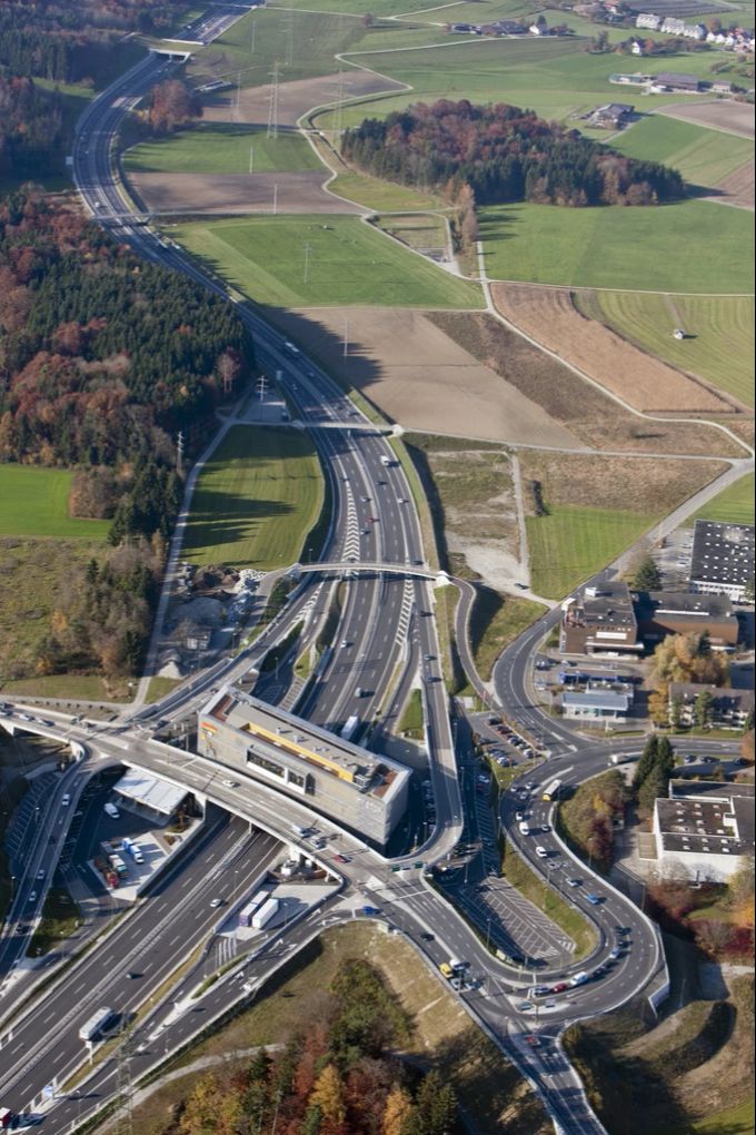 Die Anschlussstelle Affoltern am Albis im Kanton Zürich mit dem Rasthaus an der Autobahn A4. SDS Wasserfallen Nationalstrassen
