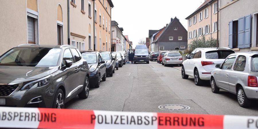 Einsatzkräfte der Polizei und Spurensicherung sind im Einsatz.