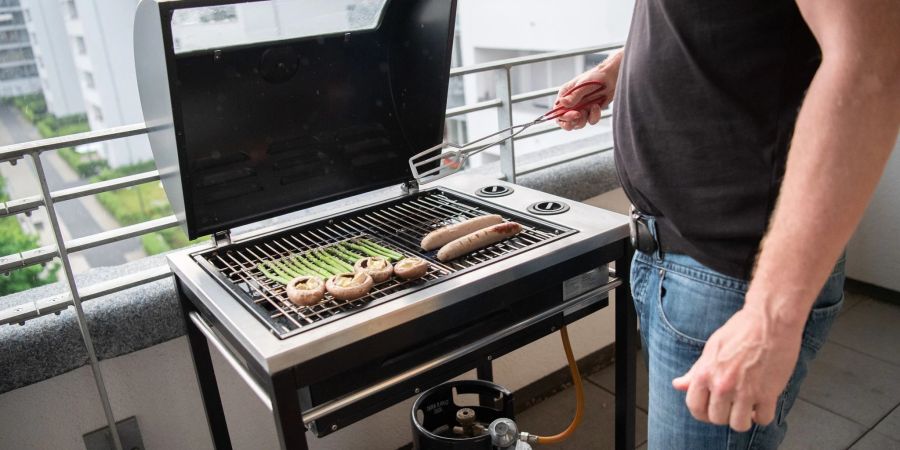 Es ist angegrillt! Barbecue-Meister und -meisterinnen sollten auch wissen, wie man mit Flüssiggasflaschen richtig umgeht.