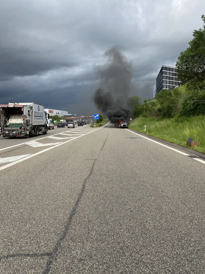 Der Lenker wurde beim Brand verletzt. Autobrand A2
