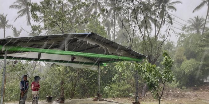 dpatopbilder - Zwei Kinder stehen unter einem Unterstand am Strassenrand, um sich vor Regen zu schützen. Bangladesch und Myanmar bereiten sich auf den tropischen Wirbelsturm Mocha vor, der auf ihre Küstengebiete trifft. Die Behörden riefen Menschen in beiden Ländern auf, Schutz zu suchen. Foto: Uncredited/AP dpatopbilder - Zwei Kinder stehen unter einem Unterstand am Strassenrand, um sich vor Regen zu schützen. Bangladesch und Myanmar bereiten sich auf den tropischen Wirbelsturm Mocha vor, der auf ihre Küstengebiete trifft. Die Behörden riefen Menschen in beiden Ländern auf, Schutz zu suchen. Foto: Uncredited/AP