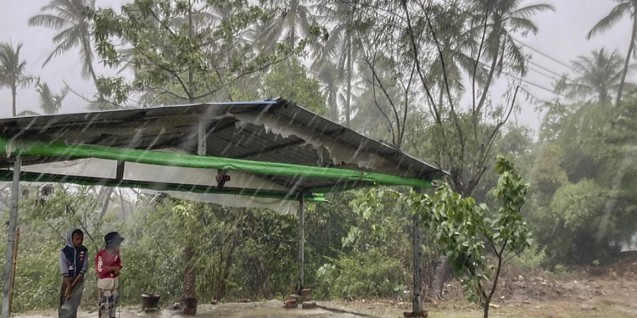 dpatopbilder - Zwei Kinder stehen unter einem Unterstand am Strassenrand, um sich vor Regen zu schützen. Bangladesch und Myanmar bereiten sich auf den tropischen Wirbelsturm Mocha vor, der auf ihre Küstengebiete trifft. Die Behörden riefen Menschen in beiden Ländern auf, Schutz zu suchen. Foto: Uncredited/AP