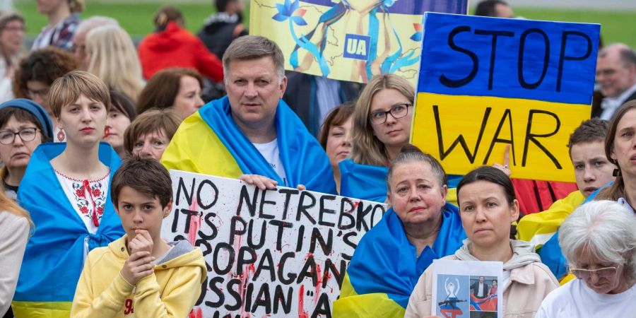 Demonstranten zeigen Solidarität mit der Ukraine und protestieren gegen den Auftritt von Anna Netrebko .