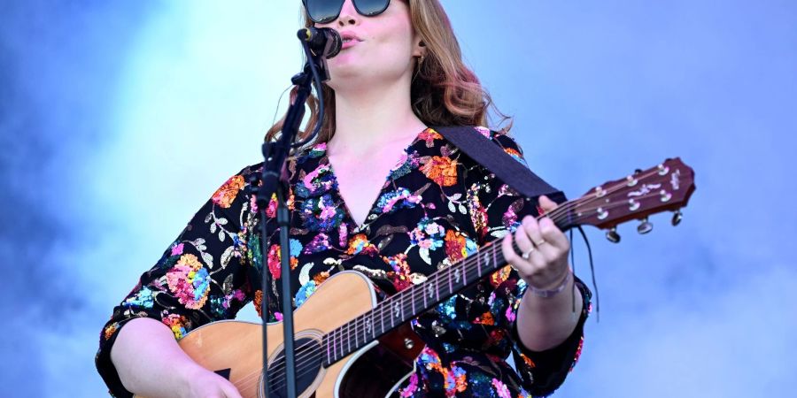 Freya Ridings fühlt sich nicht wohl und muss deshalb ihren Auftritt bei Krönungskonzert absagen.