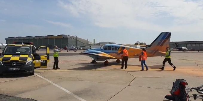 Berliner Flughafen - Klimaaktivisten besprühen Privatjets mit Farbe