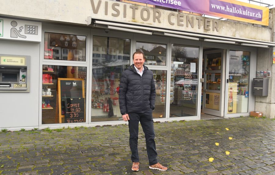 Direktor von Rapperswil Zürichsee Tourismus, Tobias Treichler, beim Startpunkt, dem Visitorcenter im Hafen von Rapperswil.