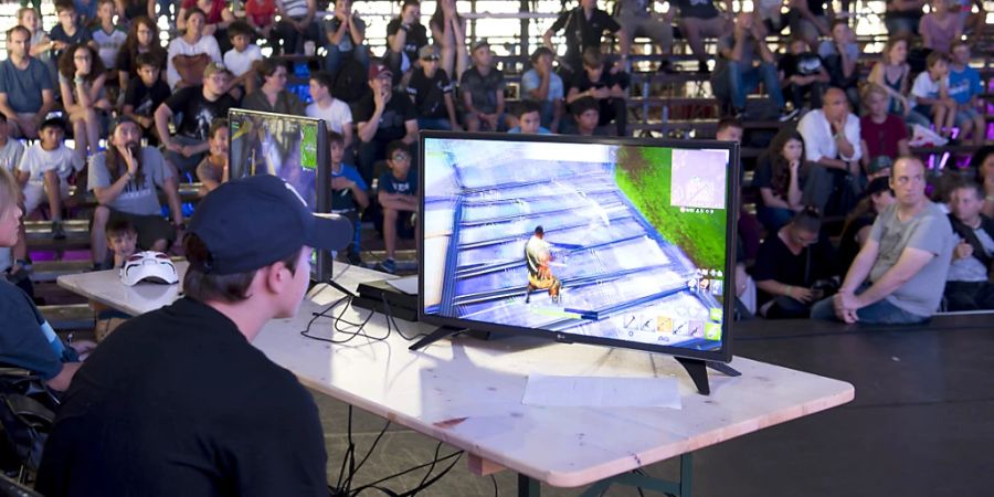 Zwei Teenager spielen 2019 in Yverdon-les-Bains VD an einem Spielfestival mit  dem Programm «Fortnite Battle Royale». (Archivbild)