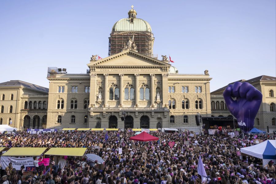 Tausende nehmen an der grossen Demonstration zum Frauenstreik teil, am Mittwoch, 14. Juni 2023 auf dem Bundesplatz in Bern.