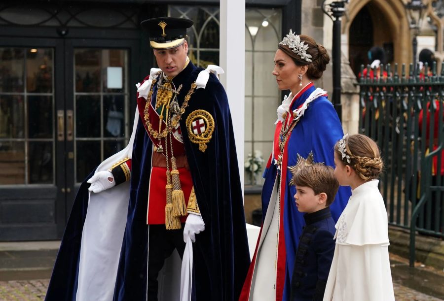 Prinz William und seine Frau Kate gehen mit ihren Kindern Charlotte und Louis in die Westminster Abbey.