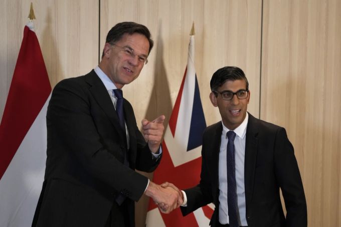 Der niederländische Premierminister Mark Rutte und der britische Premierminister Rishi Sunak am Europarat-Treffen in Island. Die beiden Staatschefs wollen der Ukraine Kampfjets beschaffen. Ukraine Krieg