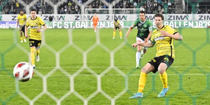 Cedric Itten schickt St.Gallen-Goalie Zigi in die falsche Ecke und trifft nach der Pause vom Punkt zum 1:0. YB