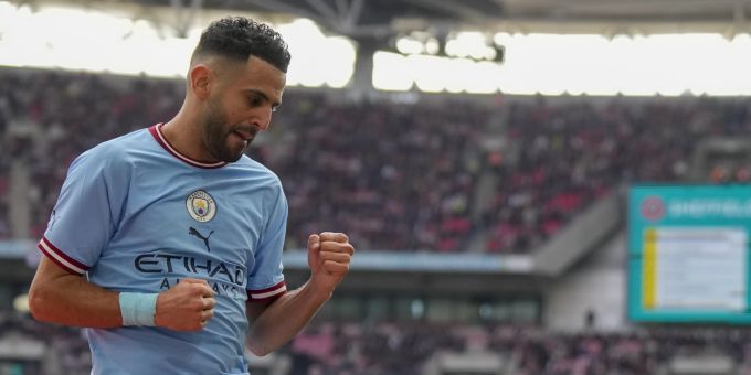 Riyad Mahrez jubelt über eines seiner drei Tore im FA-Cup-Halbfinal gegen Sheffield. Britain Soccer FA Cup