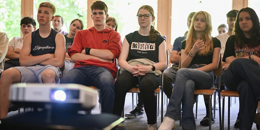 Die evakuierten Schulkinder aus Brienz GR erhielten am Freitagnachmittag direkte Informationen eines Geologen zum drohenden Felssturz.