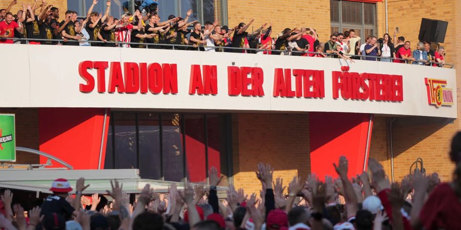 Die Spieler von Union Berlin feiern mit ihren Fans.