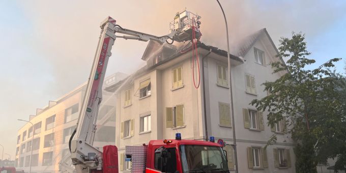 Dachstockbrand - Mehrfamilienhaus in Rorschach SG steht in Flammen