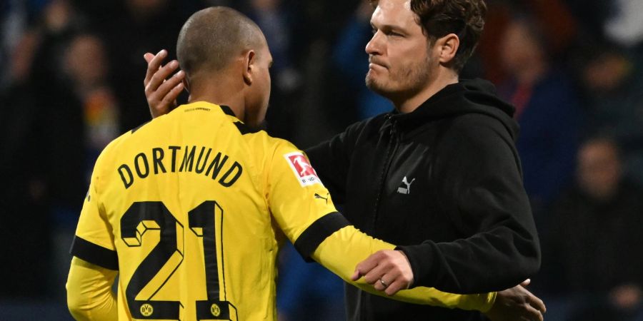 Dortmunds Trainer Edin Terzic tröstet Donyell Malen nach der Partie.