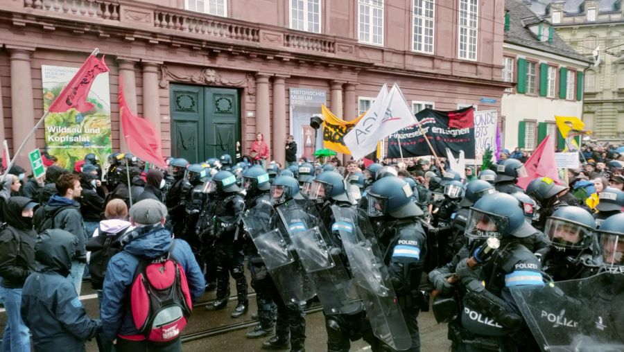 Die Kantonspolizei Basel ist mit einem Grossaufgebot vor Ort.