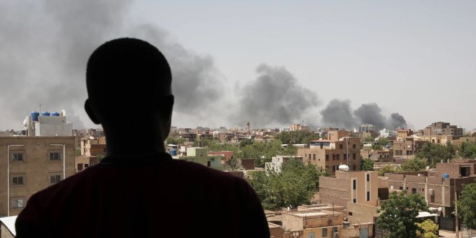 Ein Mann blickt auf den Rauch über Khartum, der Hauptstadt des Sudans. United States Sudan American Doctor
