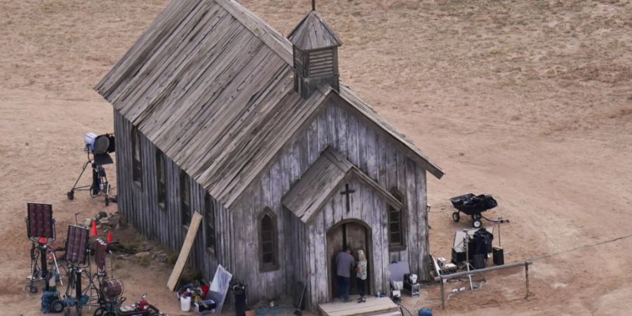 Anderthalb Jahre nach dem tödlichen Schuss auf eine Kamerafrau bei Dreharbeiten für den US-Western «Rust» soll die Arbeit an dem Film diese Woche wiederaufgenommen werden. (Archivbild)