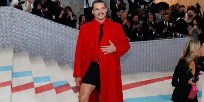 Serien-Star Pedro Pascal zeigt mit seinem Outfit von Valentino auf der Met Gala 2023 Bein. pedro pascal