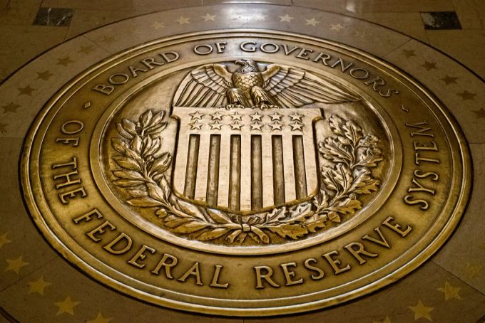 Emblem der amerikanischen Noten- und Zentralbank Fed. Inflation USA Rückgang