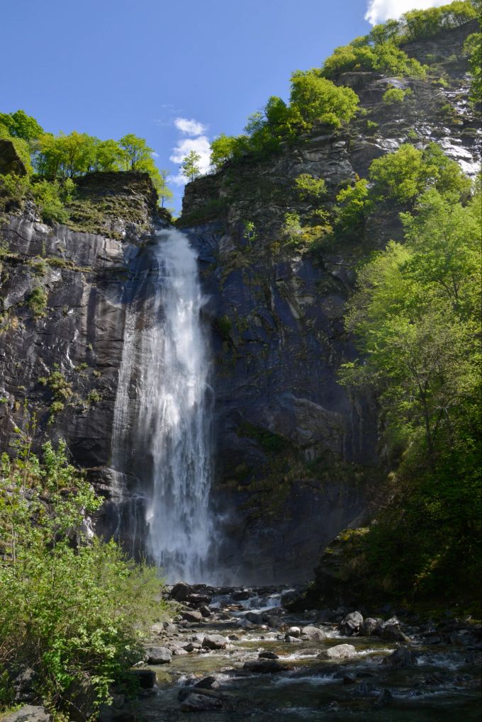 Das Wasser des Ri Grande stürzt über eine scharfe Kante in einen grossen Pool. Cascasta Grande Bignasco