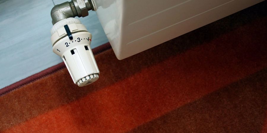 Das Aufdrehen der Heizung war 2022 für viele Menschen teuer. Wer seine Wohnung zum Beispiel mit Öl heizte, kann deshalb jetzt entlastet werden.