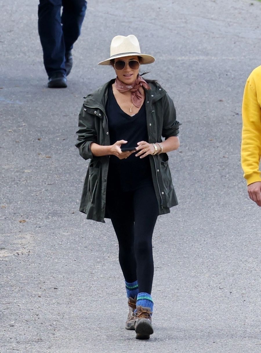 Meghan Markle mit super teurem Schmuck beim Wandern.