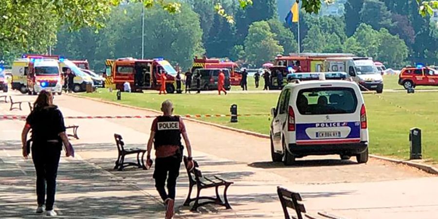 dpatopbilder - Polizisten und Rettungskräfte gehen nach einem Messerangriff in einem Park zum Tatort. Ein Angreifer hat in der ostfranzösischen Stadt Annecy mehrere Kleinkinder mit einem Messer verletzt. Foto: Florent Pecchio/L'Essor Savoyard/AP/dpa