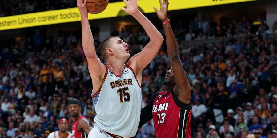 Denver Nuggets-Center Nikola Jokic (15) wirft über Miami Heat-Center Bam Adebayo.