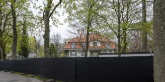 Vor Botschaft - Stadt Bern büsst Mann und Frau wegen Karton-Schilds Vor Botschaft - Stadt Bern büsst Mann und Frau wegen Karton-Schilds