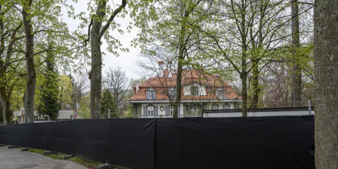 Vor Botschaft - Stadt Bern büsst Mann und Frau wegen Karton-Schilds Vor Botschaft - Stadt Bern büsst Mann und Frau wegen Karton-Schilds