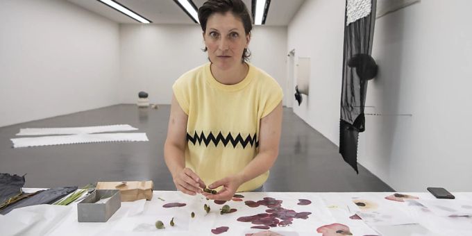 Maude Léonard-Contant mit getrockneten Pflanzenteilen, die sie für die Ausstellung in Luzern verwendet. Maude Léonard-Contant Luzern