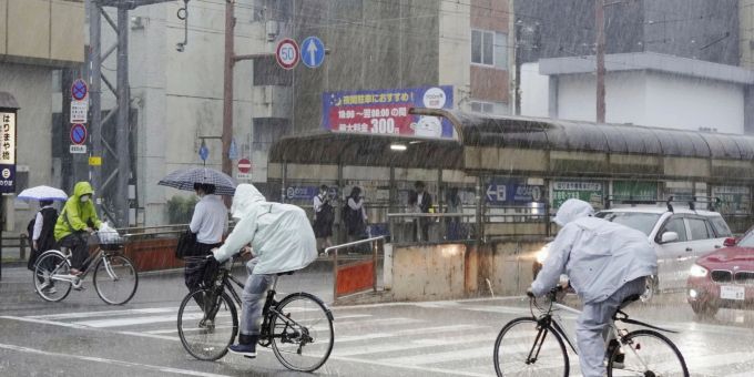 Starke Regen im südjapanischen Kochi. Der Tropensturm Mawar bringt schwere Regenfälle auf die südlichen Hauptinseln Japans. Japan