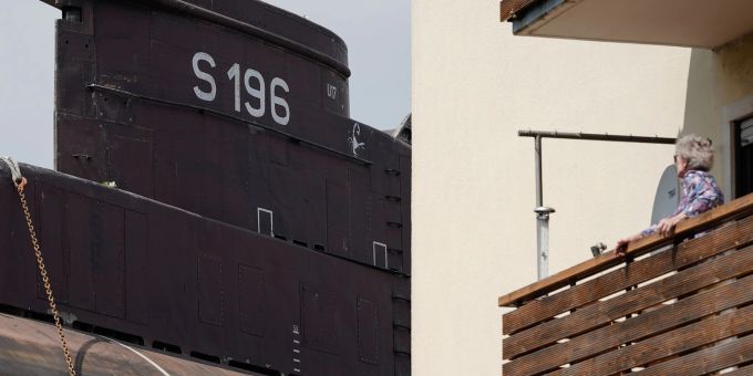 Das sieht man auch nicht alle Tage. Ein U-Boot zieht am Balkon vorbei. Das sieht man auch nicht alle Tage. Ein U-Boot zieht am Balkon vorbei.