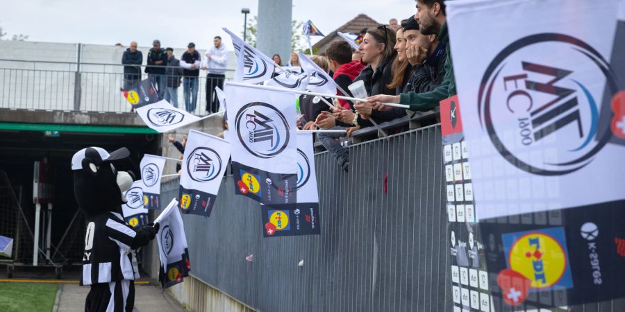 Das Maskottchen Wilma & Fans des FC Wil 1900.