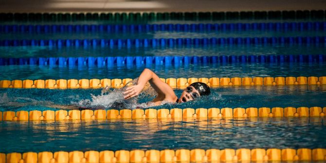 Schwimmerin Hallenbad