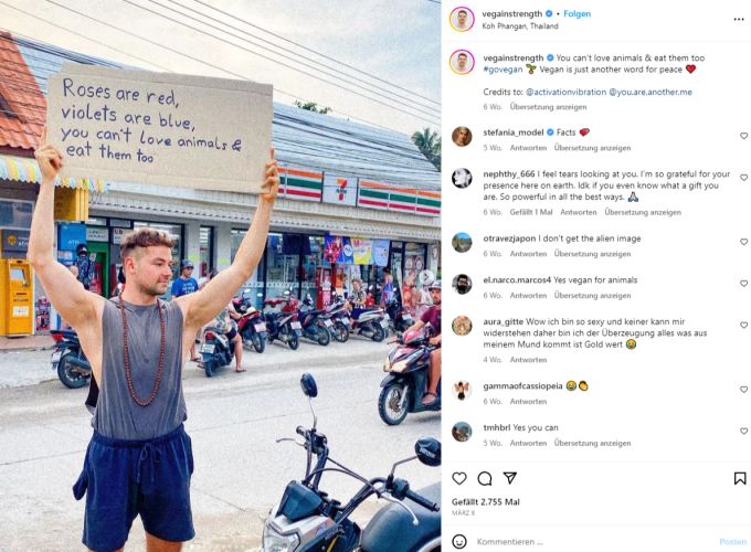 Ferdinand Beck hält ein Plakat hoch, indem er sich pro-vegan positioniert. sekte fitness influencer